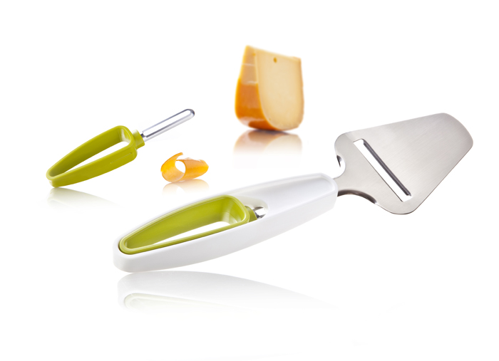 Набор VacuVin Cheese Slicer & Rind Peeler для резки сыра ломтиками и удаления корки, 2 предмета4654660 Набор VacuVin Cheese Slicer & Rind Peeler для резки сыра ломтиками и удаления корки, 2 предмета4654660Набор VacuVin Cheese Slicer & Rind Peeler сделает нарезку сыра простой и безопасной. Набор состоит из ножа для сыра и ножа для корки. Сначала используйте срезатель корки, удобно хранящийся внутри ручки ножа для сыра, чтобы удалить корку. Затем снова вставьте срезатель корки в ручку ножа и нарежьте сыр ломтиками. Благодаря хранению в сложенном виде, два удобных инструмента всего будут вместе у вас под рукой. Предметы набора можно мыть в посудомоечной машине. Характеристики: Материал: металл, пластик. Цвет: белый, зеленый. Общая длина ножа для сыра: 24 см. Длина лезвия ножа для сыра: 5 см. Общая длина ножа для корки: 14 см. Длина лезвия ножа для корки: 4,5 см. Артикул: 4654660.