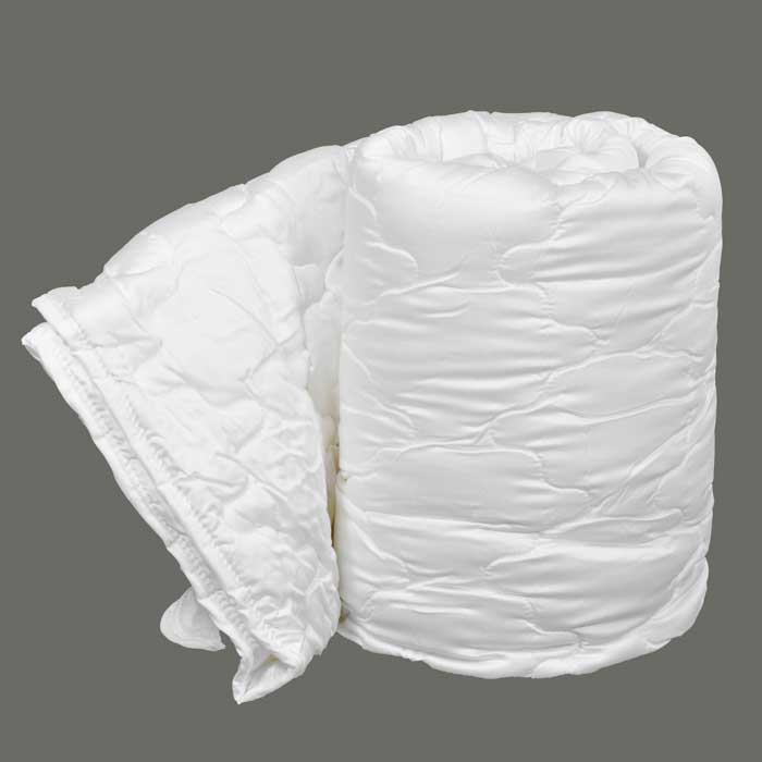 Одеяло Dargez Виктория легкое, наполнитель: Tencel, 200 х 220 см26(34)326 Одеяло Dargez Виктория легкое, наполнитель: Tencel, 200 х 220 см26(34)326Одеяло Dargez Виктория представляет собой чехол из сатина Tencel с наполнителем из волокна Tencel и силиконизированного полиэфирного волокна Вайтелль. Оделяло Dargez Виктория создано специально для тех, кто ценит здоровый сон. Безупречно гладкая поверхность волокна в сочетании с его высокой гигроскопичностью делает его идеальным для людей с чувствительной кожей, не вызывая ее раздражение и поддерживая естественный баланс. Tencel - волокно нового поколения, созданное из древесины на основе последних достижений мембранных технологий и молекулярной инженерии. Благодаря своей уникальной нано-фибрилльной структуре Tencel обладает рядом положительным свойств натуральных и синтетических волокон: мягкостью, прочностью, повышенной терморегуляцией и гигроскопичностью. Вайтелль - новый синтетический наполнитель, обладающий за счет специальной обработки исключительной шелковистостью, повышенными упругими свойствами, а воздушный канал в продольном направлении...