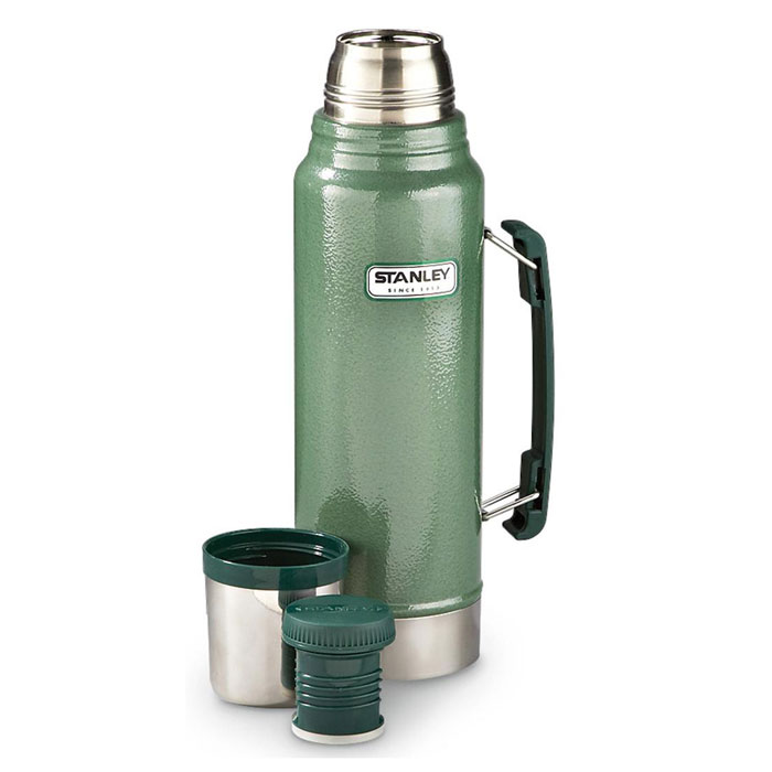 Термос Stanley Legendary Classic, цвет: темно-зеленый, 1,04 л10-01254-038 Термос Stanley Legendary Classic, цвет: темно-зеленый, 1,04 л10-01254-038Термос Stanley Legendary Classic выполнен из нержавеющей стали, а наружное покрытие абразивостойкая эмаль. Удерживает температуру жидкости в течение 24 часов. Крышку можно использовать как стакан, ее объем 240 мл. Стильный функциональный термос будет незаменим в дороге, на пикнике. Его можно взять с собой куда угодно, и вы всегда сможете наслаждаться горячим домашним напитком. Диаметр термоса: 9,5 см. Высота термоса (с учетом крышки): 35,5 см.