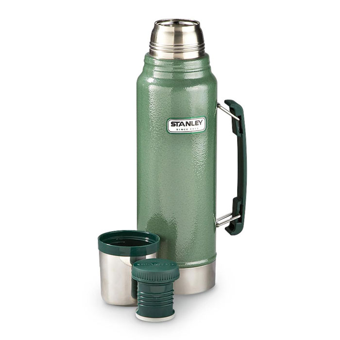 Термос Stanley Legendary Classic, цвет: темно-зеленый, 1,9 л10-01289-036 Термос Stanley Legendary Classic, цвет: темно-зеленый, 1,9 л10-01289-036Термос Stanley Legendary Classic выполнен из нержавеющей стали, а наружное покрытие-абразивостойкая эмаль. Удерживает теплую температуру жидкости в течение 24 часов, холодную в течение 32 часов. Крышку можно использовать как стакан, ее объем 240 мл. Гарантия на термос пожизненная. Стильный функциональный термос будет незаменим в дороге, на пикнике. Его можно взять с собой куда угодно, и вы всегда сможете наслаждаться горячим домашним напитком. Диаметр термоса: 11,5 см. Высота термоса (с учетом крышки): 37 см.