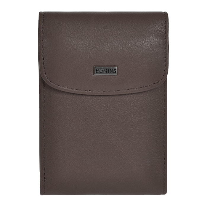 Футляр для визиток Edmins, цвет: серо-коричневый. 1703-S-ML-ED/1N fumo1703-S-ML-ED/1N fumo Футляр для визиток Edmins, цвет: серо-коричневый. 1703-S-ML-ED/1N fumo1703-S-ML-ED/1N fumoСтильный футляр для визиток Edmins выполнен из натуральной кожи серо-коричневого цвета, закрывается при помощи клапана на одну из кнопок. Внутри содержится блок из 12 карманов изготовленных из прозрачного пластика на 24 визитки и два кармашка с прозрачными окошками, куда вы можете поместить фотографии. Футляр для визиток Edmins - это не только практичная вещь для хранения пластиковых карт, но и стильный аксессуар, который подчеркнет ваш образ. Футляр упакован в подарочную картонную коробку красного цвета с логотипом фирмы. Характеристики: Материал: натуральная кожа, металл, пластик. Цвет: серо-коричневый. Размер футляра: 7 см х 1,5 см х 10 см. Размер упаковки: 12,5 см х 8 см х 3 см. Артикул: 1703-S-ML-ED/1N fumo.