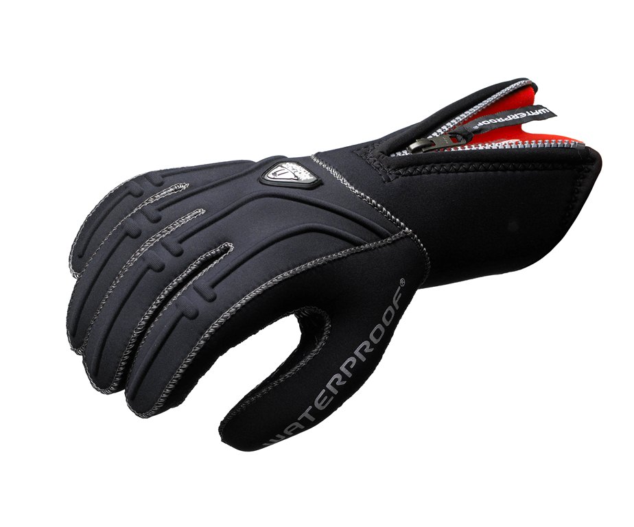 Неопреновые перчатки Waterproof G1, 5-палые, толщина: 3 мм. Размер XSWP 113021 Неопреновые перчатки Waterproof G1, 5-палые, толщина: 3 мм. Размер XSWP 113021Модель Waterproof G1 имеет внутреннее покрытие из неопрена гладкая кожа и длинную молнию, чтобы перчатки было легко надевать. Рельефное полиуретановое покрытие на ладони предотвращает скольжение и обеспечивает защиту материала от истирания. Благодаря специальному захвату на запястье надевать вторую перчатку гораздо проще. Швы прошиты провощенной нейлоновой нитью высшего качества. Место для нанесения имени владельца. Характеристики: Материал: неопрен. Размер перчатки: XS. Толщина перчатки: 3 мм. Изготовитель: Китай. Производитель: Швеция. Размер упаковки: 30 см х 13 см х 6 см.