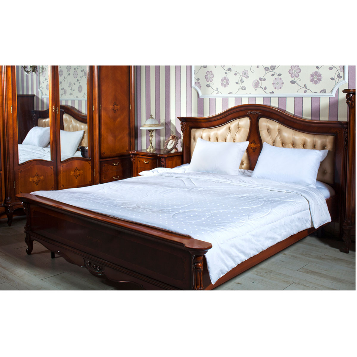Одеяло Silk, наполнитель: шелк Тусса, полиэстер, цвет: белый, 172 х 205 см123114201 Одеяло Silk, наполнитель: шелк Тусса, полиэстер, цвет: белый, 172 х 205 см123114201Чехол одеяла Silk изготовлен из сатина-жаккарда белого цвета. Сатин-жаккард - хлопковая ткань жаккардового переплетения. Данная ткань прочна, износостойка и долговечна. Она легко отстирывается и не теряет свой внешний вид при многократных стирках. Сатин-жаккард хорошо пропускает воздух, не электризуется и не вызывает аллергию. Гладкая и приятная на ощупь фактура материала способствует полноценному отдыху и здоровому сну. Сатин-жаккард - это лучшее воплощение хлопка, помноженное на современные технологии производства. Наполнитель одеяла - комбинированный материал с добавлением натурального шелка (верхний слой - 60% шелк Тусса, 40% полиэстер, внутренний слой - лебяжий пух). Шелк обладает антибактериальными свойствами, гипоаллергенен, способствует стимулированию обмена веществ, поэтому спать под таким одеялом - истинное удовольствие для ценителей уюта в доме! Характеристики: Материал: сатин-жаккард (100% хлопок). Наполнитель: 60% шелк Тусса,...