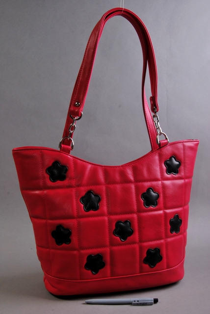 Сумка женская Cheribags, цвет: малиновый, черный. 1433-A458-26-101433-A458-26-10 Сумка женская Cheribags, цвет: малиновый, черный. 1433-A458-26-101433-A458-26-10Женская сумка Cheri выполнена из искусственной кожи малинового цвета и украшена нашивками из кожи черного цвета в виде цветочков. Сумка имеет одно отделение, разделенное вшитым карманом на молнии, закрывающееся на застежку-молнию. Внутри имеется карман на молнии, карман для мобильного телефона и открытый карман. На задней стороне сумки расположен горизонтальный карман на молнии. Фурнитура сумки выполнена из металла серебристого цвета. Модель оснащена двумя ручками. Сумка - это стильный аксессуар, который подчеркнет вашу изысканность и индивидуальность и сделает ваш образ завершенным. Характеристики: Цвет: малиновый, черный. Материал: искусственная кожа, текстиль, металл. Размер сумки (без учета ручки): 38 см x 29 см х 12 см. Высота ручек: 30 см. Артикул: 1433-A458-26-10.