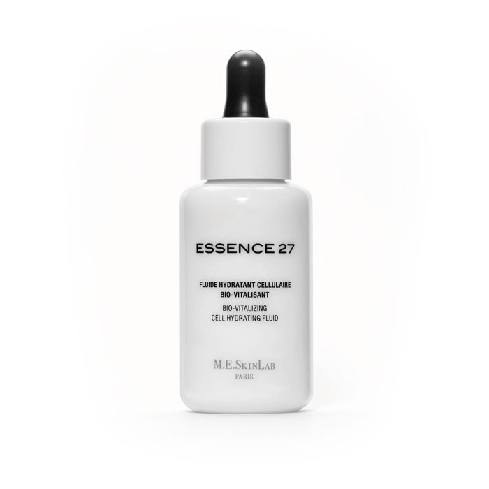 Cosmetics 27 Био-оживляющяя сыворотка Essence 27 для лица, увлажняющая, 50 млCM27004 Cosmetics 27 Био-оживляющяя сыворотка Essence 27 для лица, увлажняющая, 50 млCM27004Сыворотка Essence 27 – увлажняющее средство и активизатор клеточной энергии. Тщательно и интенсивно увлажняет кожу и стимулирует клеточную активность, смягчая раздраженную кожу. Гиалуроновый комплекс, акваксил, комплекс двух сахаров удерживают воду и обеспечивают поддержание уровня увлажненности кожи. Аспартат лизина, входящий в состав сыворотки, стимулирует клеточный обмен. Экстракт центеллы азиатской оказывает смягчающее и восстанавливающее действие. Марганец обладает антиоксидантным действием. Витамин C борется со свободными радикалами. Дистиллят салата-латука и мяты успокаивают и смягчают. Сыворотка подходит для всех типов кожи. Рекомендована для сухой, тусклой, зрелой, поврежденной и чувствительной кожи, в том числе для кожи после эстетических операций. Результат: кожа интенсивно и постоянно увлажняется, заряжается жизненной энергией, выглядит более подтянутой, упругой, тонизированной. Тон кожи более яркий, сияющий. Морщины разглаживаются. Чувствительная,...
