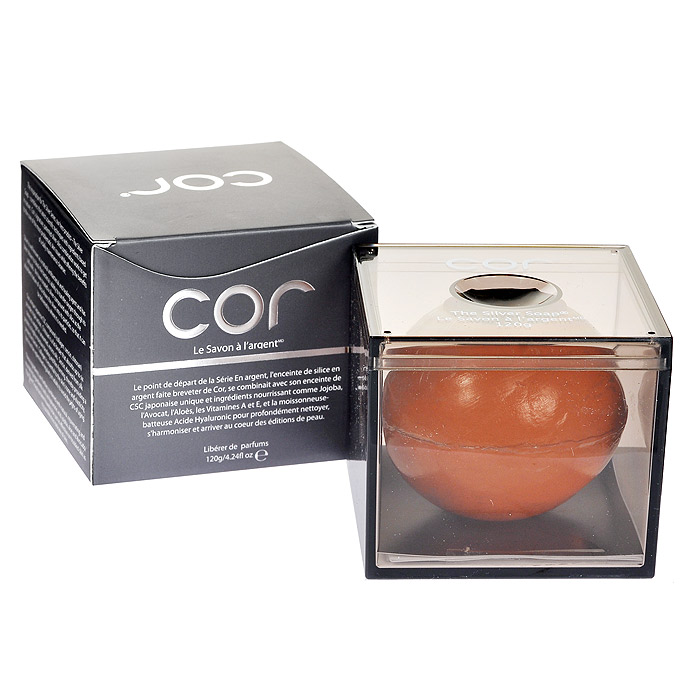 Cor Мыло для умывания, с серебром, 30 гCOR050103 Cor Мыло для умывания, с серебром, 30 гCOR050103Мыло Cor содержит морской коллаген из Японии. Оно восстанавливает выделительную способность кожи, особенно в Т-зоне. Великолепно удаляет макияж, выравнивает тон, уменьшает пигментные пятна и сужает поры, восполняет степень увлажненности кожи, заметно уменьшает признаки старения и защищает кожу от вредного воздействия УФ-лучей. Активные ингредиенты : глицерин растительного происхождения, полученный из пальмового масла - натурального возобновляемого источника. экстракт граната, который помогает бороться со свободными радикалами, что замедляет процесс увядания кожи. Молекулы этого компонента известны также своими эстрогенными свойствами в процессе омоложения кожи и разглаживания морщин.