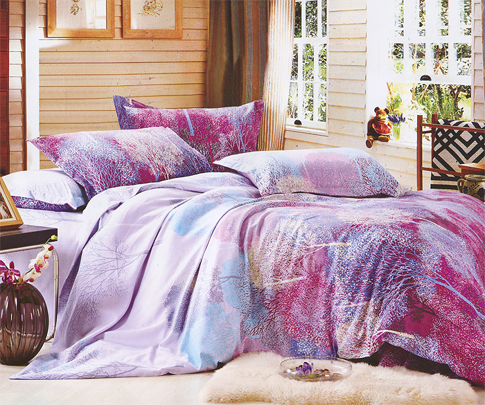 Комплект белья JiaKe Home Textile (1,5 спальный КПБ, полиэстер, наволочки 70х70), цвет: фиолетовыйФиолетовое дерево 3-4 Комплект белья JiaKe Home Textile (1,5 спальный КПБ, полиэстер, наволочки 70х70), цвет: фиолетовыйФиолетовое дерево 3-4Постельное белье JiaKe Home Textile выполнено из полиэстера. В комплект входят: пододеяльник, простыня, 2 наволочки с клапаном, без пуговиц или молний. Все предметы набора украшены оригинальным изображением деревьев. Качество материала, яркая и, вместе с тем, неагрессивная цветовая гамма привнесут в интерьер гармонию, уют и собственный неповторимый стиль. По мягкости полиэстер близок к хлопку, этот материал очень стоек к смятию, легко стирается, после стирки быстро сохнет, материал не растягивается и не садится. Характеристики: Страна: Китай. Материал: 100% полиэстер. Размер упаковки: 45 см х 31 см х 5 см. В комплект входят: Пододеяльник - 1 шт. Размер: 220 см х 145 см. Простыня - 1 шт. Размер: 225 см х 150 см. Наволочка - 2 шт. Размер: 70 см х 70 см.