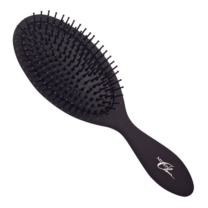 Milen Classik Расческа массажная. 310-0685310-0685 Milen Classik Расческа массажная. 310-0685310-0685Массажная расческа Milen Classik выполнена из экологически чистых, антистатических материалов. Зубцы, благодаря шарообразным окончаниям, оказывают мягкий, массажный эффект, не травмируя кожу головы. Современный дизайн и форма выгодно отличают ее от аналогов и обеспечивают максимальное удобство в использовании. Характеристики: Материал: пластик. Длина расчески: 22 см. Длина зубца: 1,5 см. Производитель: Германия. Артикул: 310-0685. Товар сертифицирован.