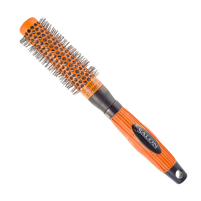 Salon Professional Расческа круглая. 340-9882FVDF340-9882FVDF Salon Professional Расческа круглая. 340-9882FVDF340-9882FVDFКруглая расческа Salon Professional с нейлоновыми зубцами предназначена для укладки волос. Керамический цилиндр позволяет равномерно и быстро распределять тепло. Специальное покрытие Thermal Chromatic является индикатором температуры оптимального нагрева позволяет определить лучшее время для начала укладки волос. Характеристики: Материал: пластмасса, нейлон, керамика. Длина расчески: 26 см. Длина зубцов: 1 см. Общий диаметр расчески: 4 см. Производитель: Германия. Артикул: 340-9882FVDF. Товар сертифицирован.