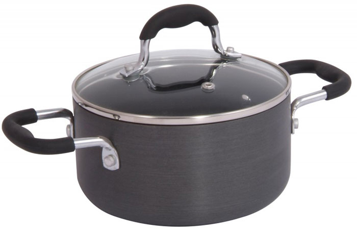 Кастрюля Carbone, с крышкой, 2,6 л93-W-HADP-2001 Кастрюля Carbone, с крышкой, 2,6 л93-W-HADP-2001Кастрюля Linea Carbone выполнена из тяжело-анодированного алюминия с особо прочным керамическим внутренним антипригарным покрытием Silkware с исключительными антипригарными свойствами. Прогрессивное, сверхнадежное внешнее покрытие позволяет легко чистить посуду и не требует специального ухода. Большая толщина дна обеспечивает равномерное распределение тепла и сопротивление тепловым ударам, тем самым позволяет сохранить посуду от деформации и увеличить срок службы. Кастрюля оснащена крышкой из жаропрочного стекла с клапаном для выхода пара, что уменьшает потерю влаги и тепла, позволяет контролировать процесс приготовления пищи. Удобные ручки из нержавеющей стали покрыты термостойким силиконом, не нагреваются и легко моются, выдерживают как низкую (-50°С), так и высокую (+250°С) температуру, а также резкие перепады. Благодаря большой толщине посуды и антипригарной поверхности вы можете готовить здоровую и легкую пищу с небольшим количеством жира или...