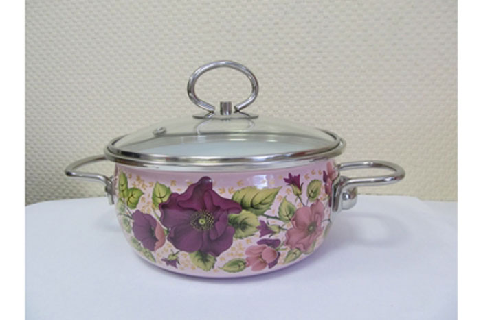 Кастрюля эмалированная Vitross Violeta с крышкой, цвет: розовый, 4 л1SC205Sроз Кастрюля эмалированная Vitross Violeta с крышкой, цвет: розовый, 4 л1SC205SрозКастрюля Vitross Violeta изготовлена на стальной основе со стеклокерамическим покрытием - наиболее безопасный вид посуды. Стеклокерамика инертна и устойчива к пищевым кислотам, не вступает во взаимодействие с продуктами и не искажает их вкусовые качества. Прочный стальной корпус обеспечивает эффективную тепловую обработку пищевых продуктов, не деформируется с процессе эксплуатации. Посуда Vitross идеально подходит для тепловой обработки и хранения пищевых продуктов, приготовления холодных блюд и сервировки стола. Кастрюля оснащена двумя удобными ручками из нержавеющей стали. Крышка, выполненная из термостойкого стекла, позволит вам следить за процессом приготовления пищи. Крышка плотно прилегает к краю кастрюли, предотвращая проливание жидкости и сохраняя аромат блюд. Изделие подходит для всех типов плит, включая индукционные. Можно мыть в посудомоечной машине. Это идеальный подарок для современных хозяек, которые следят за своим здоровьем и здоровьем своей...