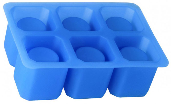 Форма для изготовления ледяных стопок Silicone, 6 ячеек93-SI-FO-31 Форма для изготовления ледяных стопок Silicone, 6 ячеек93-SI-FO-31Форма Linea Silicone выполнена из силикона и предназначена для изготовления шести ледяных стопок. Оригинальный способ подачи напитков позволит провести незабываемый вечер в кругу друзей. Способ применения: заполните форму питьевой водой и поместите в морозильную камеру. Ледяные стопки легко извлекаются из формы после замерзания воды. Силиконовые формы выдерживают высокие и низкие температуры (от -40°С до +230°С). Они эластичны, износостойки, легко моются, не горят и не тлеют, не впитывают запахи, не оставляют пятен. Силикон абсолютно безвреден для здоровья. Не используйте моющие средства, содержащие абразивы. Можно мыть в посудомоечной машине. Характеристики: Материал: силикон. Объем 1 стопки: 30 мл. Размер формы: 16 см х 11 см х 5 см. Цвет: синий. Артикул: 93-SI-FO-31.