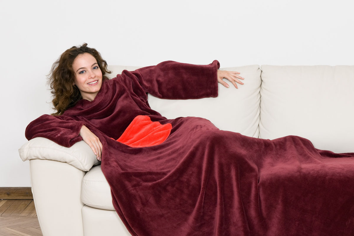 Плед Kanguru Passion Deluxe с рукавами и карманом, цвет: вишневый, 1,4 м х 2,1 м1094 Плед Kanguru Passion Deluxe с рукавами и карманом, цвет: вишневый, 1,4 м х 2,1 м1094Плед Kanguru Deluxe изготовлен из полиэстера. Материал является мягким и приятным на ощупь. Плед не сковывает движения и позволяет, укутавшись с головы до ног, заниматься вашими любимыми делами. На одеяле имеется практичный карман, в который можно положить разные мелочи: пульт ТВ, мобильный телефон, носовой платок и т.д. Теперь мягкий плед можно использовать не только дома, но и в автомобиле, офисе, в путешествии и даже на улице. Плед Kanguru Deluxe может стать оригинальным подарком для ваших близких и друзей благодаря функциональности и оригинальному дизайну.
