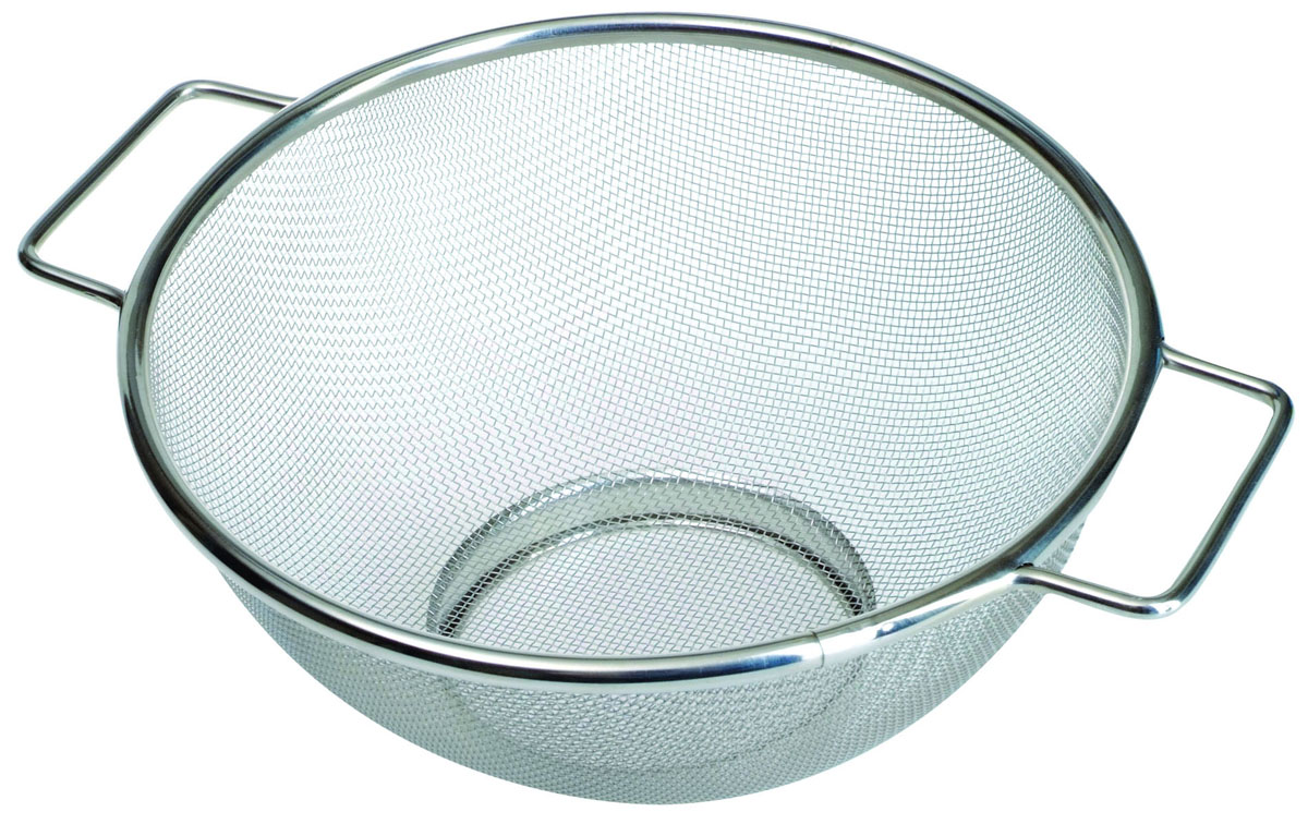 Дуршлаг-сито с ручками Regent Inox Pronto. Диаметр 23 см93-PRO-10-23 Дуршлаг-сито с ручками Regent Inox Pronto. Диаметр 23 см93-PRO-10-23Дуршлаг-сито Regent Inox Pronto, выполненный из высококачественной нержавеющей стали, станет незаменимым аксессуаром на вашей кухне. Дуршлаг-сито оснащен двумя эргономичными ручками и удобной подставкой на дне, придающей устойчивость. Прочная стальная сетка и корпус обеспечивают изделию износостойкость и долговечность. Такой дуршлаг-сито станет достойным дополнением к кухонному инвентарю.