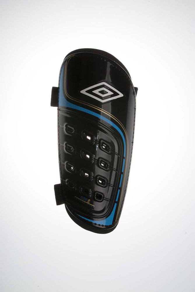 Щитки футбольные Umbro "Neo Shield Slip", жесткие, цвет: черный, синий. Размер L (52)