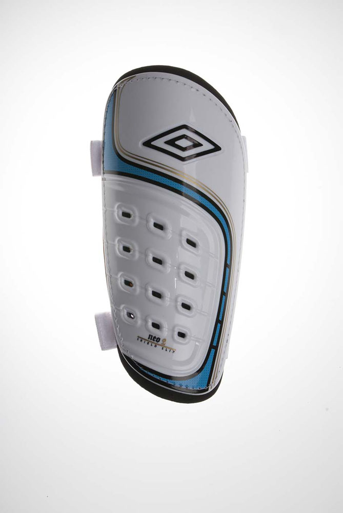 Щитки футбольные Umbro "Neo Shield Slip", жесткие, цвет: белый, синий. Размер M (48-50)