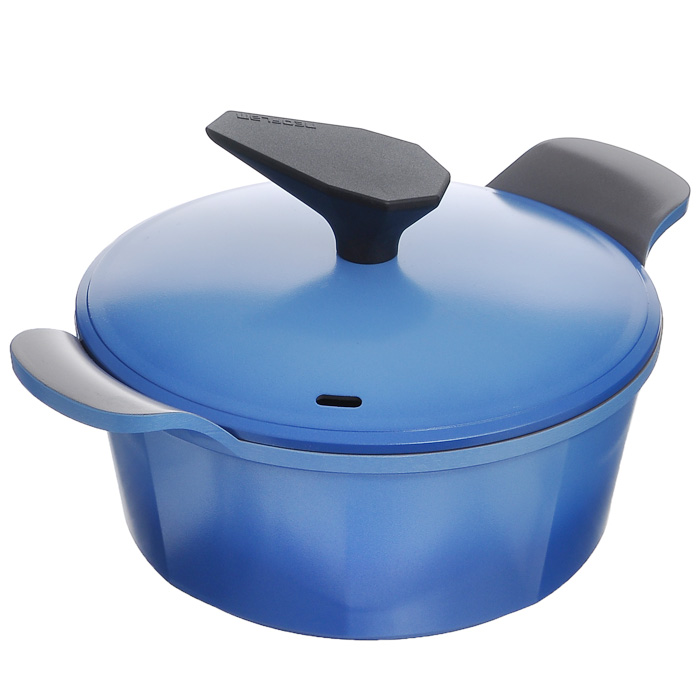 Кастрюля Frybest Azure с крышкой, цвет: голубой, серый, 2,4 лAZ-C20 Кастрюля Frybest Azure с крышкой, цвет: голубой, серый, 2,4 лAZ-C20Кастрюля Frybest Azure изготовлена по новейшей технологии из литого алюминия с керамическим антипригарным покрытием Ecolon Coating, в производстве которого используются только природные материалы, безопасные для здоровья. Покрытие Ecolon Coating имеет 5 слоев: 1. Внутреннее керамическое покрытие; 2. Основное керамическое покрытие; 3. Алюминий; 4. Основное керамическое покрытие; 5. Внешнее керамическое покрытие. Особенности кастрюли Frybest Azure: - мощная основа из литого алюминия; - специальное утолщенное дно для идеальной теплопроводности; - очень быстро разогревается, экономя электроэнергию и время; - инновационное керамическое антипригарное покрытие предохраняет пищу от пригорания и позволяет готовить практически без масла; - керамика как внутри, так и снаружи. Легко готовить - легко мыть; - непревзойденная прочность и устойчивость к царапинам. Можно использовать металлические аксессуары; - слой анионов...