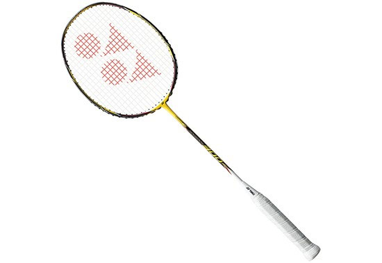 Ракетка для бадминтона Yonex NanoRay 300, цвет: желтый, черныйNR300 Ракетка для бадминтона Yonex NanoRay 300, цвет: желтый, черныйNR300Yonex NanoRay 300 - ракетка для любителей и экспертов. Впервые в любительских ракетках обод сделан ультратонким и легким, что позволяет достичь очень высокой скорости удара.