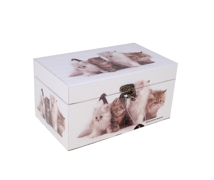 Шкатулка-сундучок Котята, 22 см х 14 см х 11,5 см456917 Шкатулка-сундучок Котята, 22 см х 14 см х 11,5 см456917Шкатулка в виде сундучка Котята изготовлена из дерева. Оригинальное оформление шкатулки, несомненно, привлечет внимание. Она оформлена изображением четырёх пушистых котят. Шкатулка закрывается на крепкий металлический замочек. Такая шкатулка может использоваться для хранения бижутерии, в качестве украшения интерьера, а также послужит хорошим подарком для человека, ценящего практичные и оригинальные вещицы. Характеристики: Материал: дерево, металл. Размер шкатулки (в закрытом виде): 22 см х 14 см х 11,5 см. Размер упаковки: 23 см х 16 см х 12,5 см. Артикул: 456917.