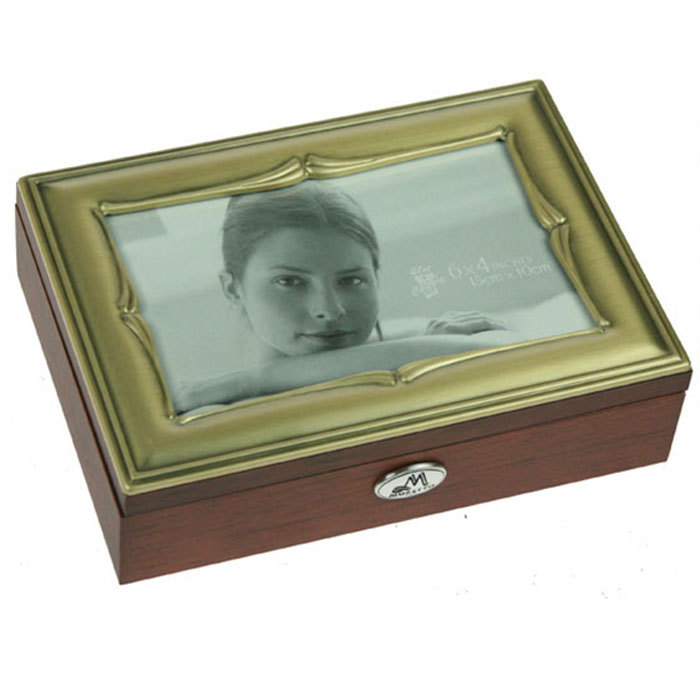 Шкатулка ювелирная Moretto, цвет: коричневый, 18 см х 13 см х 5 см. 3979939799 Шкатулка ювелирная Moretto, цвет: коричневый, 18 см х 13 см х 5 см. 3979939799Ювелирная шкатулка Moretto, выполненная из МДФ и алюминия, украсит интерьер любого помещения и позволит компактно и удобно хранить ювелирные изделия и бижутерию. Внутри шкатулки предусмотрены два отделения, разделенные валиком для хранения колец; на крышке расположено зеркало, под которое можно поместить фотографию. Внутренняя поверхность шкатулки оформлена бархатистым текстилем, выполненным под замшу, что придает шкатулке шарм и изысканность. Нижняя часть шкатулки с внешней стороны также обтянута бархатистым текстилем, что предотвращает истирание поверхности стола. Классический дизайн и функциональность делают шкатулку Moretto практичным и стильным подарком для любой женщины. Характеристики: Материал: МДФ, металл (алюминий), стекло, текстиль, ПМ. Размер шкатулки: 18 см х 13 см х 5 см. Размер отделения шкатулки (Д х Ш х Г): 5 см х 10,5 см х 3 см. Размер зеркала: 11 см х 8 см. Размер фотографии для фоторамки: 15 см х 10 см. Размер...