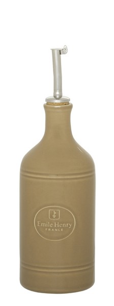 Бутылка для масла и уксуса Emile Henry Natural Chic, цвет: мускат, 450 мл960215 Бутылка для масла и уксуса Emile Henry Natural Chic, цвет: мускат, 450 мл960215Бутылка для масла или уксуса Emile Henry Natural Chic, выполненная из керамики и металла, позволит украсить любую кухню, внеся разнообразие как в строгий классический стиль, так и в современный кухонный интерьер. Пробковая крышка с носиком снабжена клапаном антикапля, не допускающим пролива. Стенки бутылки светонепроницаемые, поэтому ее можно хранить в открытом шкафу, не волнуясь, что ваше лучшее оливковое масло потеряет вкус и аромат. Оригинальная бутылка будет отлично смотреться на вашей кухне. Высота бутылки (с учетом носика): 23,5 см. Диаметр основания: 7 см.