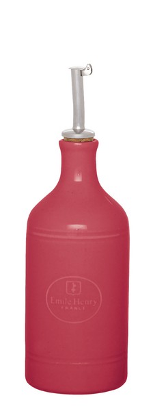 Бутылка для масла и уксуса Emile Henry Urban Colors, цвет: малиновый, 450 мл420215 Бутылка для масла и уксуса Emile Henry Urban Colors, цвет: малиновый, 450 мл420215Сочные краски и аутентичный дизайн бутылки для масла и уксуса Emile Henry Urban Colors, выполненной из глазурованной керамики, станут ярким штрихом на вашей кухонной полке. Вы нальете ровно столько масла, сколько нужно, не уронив ни одной лишней капли, ведь металлическая крышка с носиком снабжена клапаном антикапля, не допускающим пролива. Стенки бутылки светонепроницаемые, поэтому ее можно хранить в открытом шкафу, не волнуясь, что ваше лучшее оливковое масло потеряет вкус и аромат. Диаметр дна бутылки: 7,5 см. Высота бутылки с учетом носика: 23,5 см.