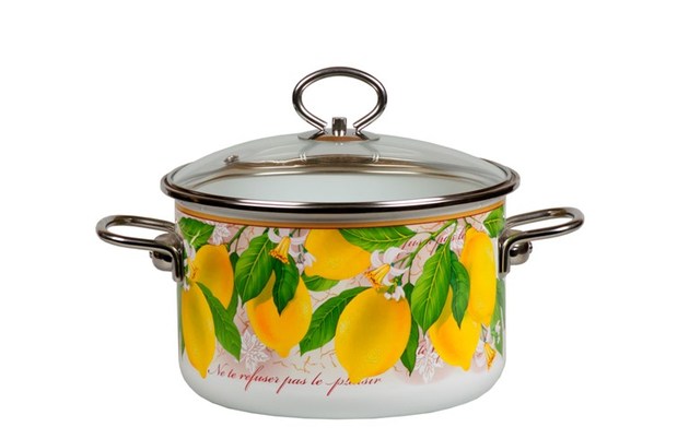 Кастрюля эмалированная Vitross Limon с крышкой, цвет: белый, 1,5 л1SB165S Кастрюля эмалированная Vitross Limon с крышкой, цвет: белый, 1,5 л1SB165SКастрюля Limon выполнена из тонколистового стального проката, покрытого двумя слоями эмали белого цвета. Корпус кастрюли оформлен изображением лимонов. Эмалевое покрытие имеет существенные преимущества по показателям безопасности влияния на организм человека, санитарным свойствам, простоте ухода и рассчитан на длительный срок эксплуатации. Оно устойчиво к перепадам температуры до 220°С, обладает высокой механической прочностью, противостоит воздействию пищевых кислот. Борта корпуса и крышки изделия защищены ободком из антикоррозийной стали. Крышка выполнена из жаропрочного стекла с ручкой и ободком из нержавеющей стали; имеет пароотвод. Кастрюля оснащена по бокам эргономичными стальными ручками. Эмалированную посуду нельзя ронять, нагревать без жидкости, допускать замерзания в ней жидкости, чистить металлической мочалкой. Кастрюля пригодна для использования на всех видах плит, включая индукционные. Можно мыть в посудомоечной машине. Характеристики: ...