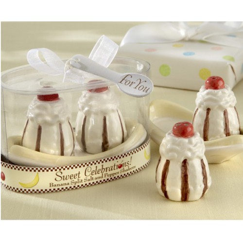 Набор для специй Sweet Celebrations, 3 предмета29244 Набор для специй Sweet Celebrations, 3 предмета29244Набор для специй Sweet Celebrations, изготовленный из керамики, состоит из перечницы, солонки и овальной подставки. Предметы набора выполнены в виде двух пирожных. Солонка и перечница легки в использовании: стоит только перевернуть емкости, и вы с легкостью сможете поперчить или добавить соль по вкусу в любое блюдо. Такой набор для специй оживит дизайн любой кухни и послужит отличным подарком для ваших друзей. Характеристики: Материал: керамика. Высота солонки/перечницы: 5,5 см. Размер подставки: 8,5 см х 4,5 см х 3 см. Размер упаковки: 10 см х 6,5 см х 7,5 см. Артикул: 29244.