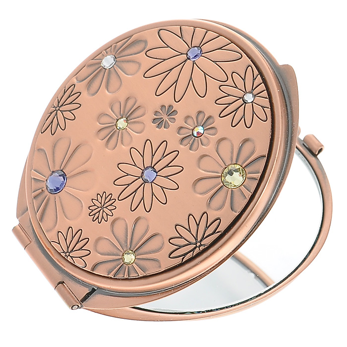 Зеркало двухстороннее Jardin DEte. 98-096298-0962 Зеркало двухстороннее Jardin DEte. 98-096298-0962Компактное двухстороннее зеркало Jardin DEte станет незаменимым аксессуаром в сумочке любой модницы. В круглом стальном корпусе с покрытием из розового золота внутри находятся два зеркальца: обычное и увеличивающее. Корпус оформлен фигурной гравировкой в виде цветков, украшенных разноцветными стразами. Такое зеркальце станет отличным подарком представительнице прекрасного пола и подчеркнет ее неповторимый стиль. Зеркало упаковано в подарочную коробку розового цвета. В комплекте - текстильный мешочек на завязках для хранения.