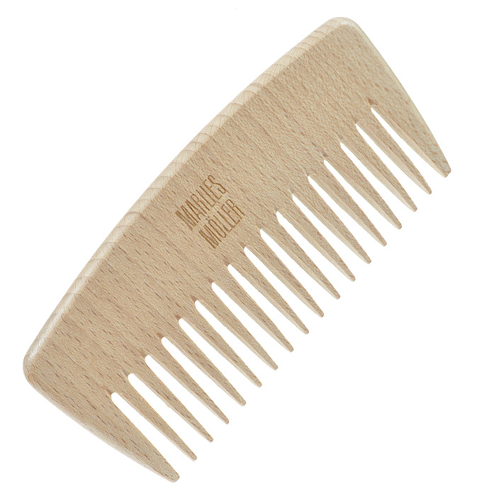 Marlies Moller Гребень Brushes для вьющихся волос25767MMs Marlies Moller Гребень Brushes для вьющихся волос25767MMsГребень Brushes идеально разделяет пряди, помогает быстро освежить укладку вьющихся волос. Гребень выполнен из дерева. Характеристики: Материал: дерево. Размер гребня: 14 см х 6,5 см х 0,7 см. Артикул: 25767MMs. Производитель: Швейцария. Товар сертифицирован.