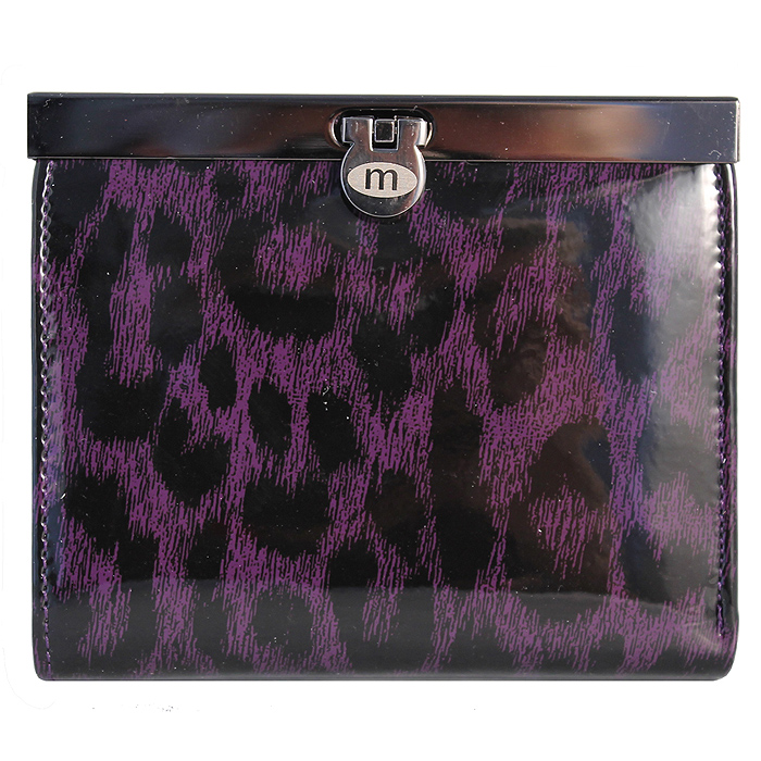 Кошелек женский Malgrado, цвет: фиолетовый. 44009-15802#44009-15802# Purple Кошелек женский Malgrado, цвет: фиолетовый. 44009-15802#44009-15802# PurpleСтильный кошелек Malgrado изготовлен из натуральной лакированной кожи фиолетового цвета с декоративным тиснением. Внутри содержит три основных отделения, одно из которых на молнии, отделение для мелочи, которое расположено внутри кошелька и закрывается на кнопку. В кошельке есть три кармашка для карточек, визиток, кредиток, два прозрачных кармашка, в которые можно положить пропуск, проездной билет или фотографию. Так же есть дополнительное небольшое отделение под кармашком для монет. Закрывается кошелек на небольшой металлический замочек. Кошелек упакован в коробку из плотного картона с логотипом фирмы. Такой кошелек станет замечательным подарком человеку, ценящему качественные и практичные вещи. Характеристики: Материал: натуральная кожа, текстиль, металл. Размер кошелька: 11 см х 9,5 см х 2 см. Цвет: фиолетовый. Размер упаковки: 12,5 см х 11 см х 3,5 см. Артикул: 44009-15802#.