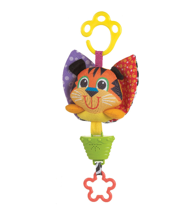 Музыкальная игрушка-подвеска Playgro Тигр0183299 Музыкальная игрушка-подвеска Playgro Тигр0183299Музыкальная игрушка-подвеска в виде тигренка, выполненая из разных текстильных материалов легко крепится к коляске, кроватке или переноске. Приятная мелодия успокоит малыша, будет способствовать развитию слуха. Прорезыватель - звёздочка, поможет ребёнку снять зуд с дёсен в период прорезывания зубок. Музыкальная игрушка-подвеска поможет ребенку развить мелкую моторику рук, зрительное и слуховое восприятие, тактильные ощущения. Характеристики: Размер игрушки: 22 см х 15 см х 4 см. Диаметр прорезывателя: 5,5 см.