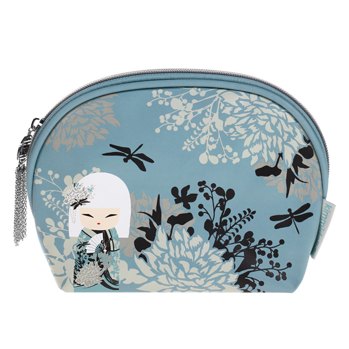 Косметичка Kimmidoll Миюна (Элегантность), 17 см х 13 см х 5 см. KF0820KF0820 Косметичка Kimmidoll Миюна (Элегантность), 17 см х 13 см х 5 см. KF0820KF0820Косметичка Kimmidoll Миюна (Элегантность), выполненная из искусственной кожи, придется по душе всем ценителям стильных вещиц. Она отлично подойдет для хранения косметики и нужных вещей. Косметичка закрывается на молнию, бегунок которой украшен круглой металлической подвеской с цепочками. Внутри - один вместительный отдел. Косметичку можно использовать как пенал или дорожную аптечку. Привет, меня зовут Миюна. Я талисман элегантности и изящества. Я - очаровательная и терпеливая. Ваш простой, но изысканный стиль воплощают вечные достоинства моего духа. Пусть ваша природная грация и неувядающая красота отражается во всем, что вы делаете, вдохновляя всех тех, кто любит и восхищается вами. Характеристики: Материал: искусственная кожа, текстиль, металл. Цвет: белый, голубой. Размер косметички: 17 см х 13 см х 5 см. Размер упаковки: 20 см х 17 см х 2 см. Артикул: KF0820.