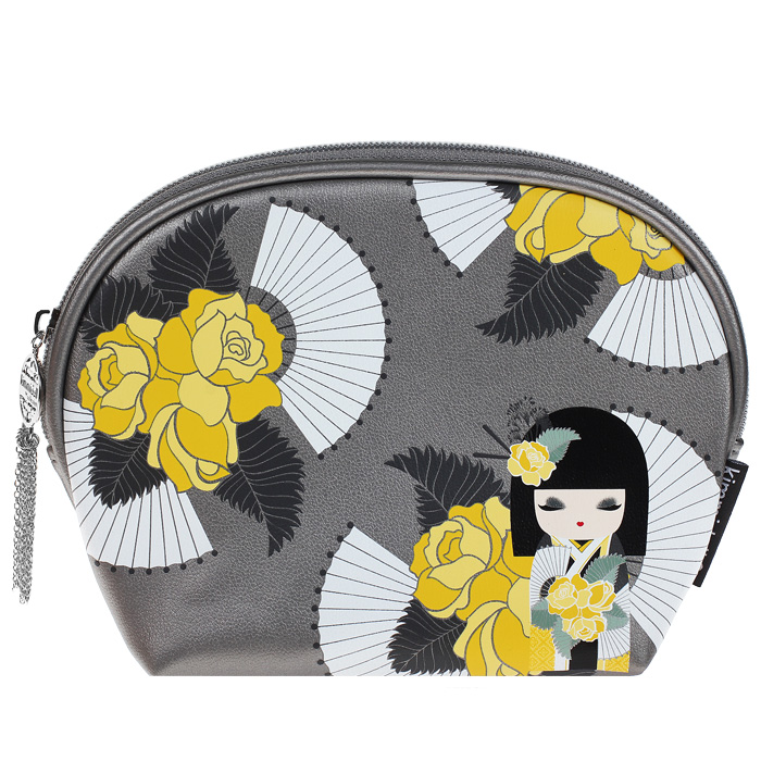 Косметичка Kimmidoll Наоми (Красота), 21 см х 16 см х 6,5 см. KF0825KF0825 Косметичка Kimmidoll Наоми (Красота), 21 см х 16 см х 6,5 см. KF0825KF0825Косметичка Kimmidoll Наоми (Красота), выполненная из искусственной кожи, придется по душе всем ценителям стильных вещиц. Она отлично подойдет для хранения косметики и нужных вещей. Косметичка закрывается на молнию, бегунок которой украшен круглой металлической подвеской с цепочками. Внутри - один вместительный отдел. Косметичку можно использовать как пенал или дорожную аптечку. Привет, меня зовут Наоми! Я талисман подлинной красоты. Мой Дух - гордый и вызывающий. Любя себя таким, каким вы есть, и, принимая каждый недостаток и несовершенство, как неотъемлемую часть нашей жизни, ваша честность раскрывает мой красивый и честный дух. Можете всегда гордиться собой, оставаясь самим собой и не меняя своих взглядов. Характеристики: Материал: искусственная кожа, текстиль, металл. Цвет: черный, серый, желтый. Размер косметички: 21 см х 16 см х 6,5 см. Размер упаковки: 21 см х 20 см х 2 см. Артикул: KF0825.