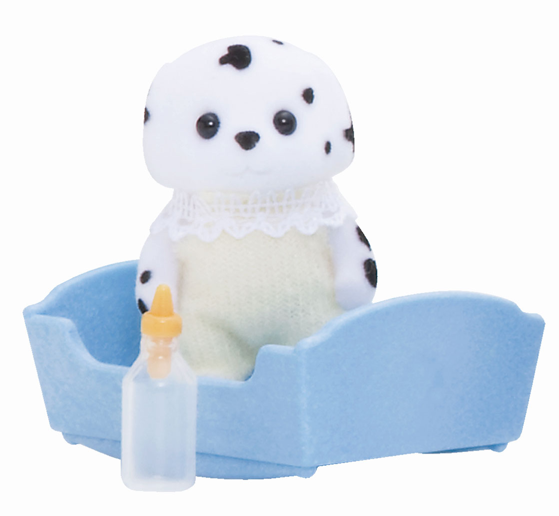 Sylvanian Families Фигурка Малыш Далматин3402 Sylvanian Families Фигурка Малыш Далматин3402Игровой набор Sylvanian Families Малыш Далматин привлечет внимание вашей малышки и не позволит ей скучать. Набор включает в себя фигурку щеночка Далматина, одетого в светло-желтый костюмчик, и аксессуары для него: голубую люльку и бутылочку для кормления. Фигурка животного выполнена из пластика и покрыта мягким приятным на ощупь флоком. Ваша малышка будет часами играть с набором, придумывая различные истории. Sylvanian Families - это целый мир маленьких жителей, объединенных общей легендой. Жители страны Sylvanian Families - это кролики, белки, медведи, лисы и многие другие. У каждого из них есть дом, в котором есть все необходимое для счастливой жизни. В городе, где живут герои, есть школа, больница, рынок, пекарня, детский сад и множество других полезных объектов. Жители этой страны живут семьями, в каждой из которой есть дети. В домах Sylvanian Families царит уют и гармония. Домашние животные радуют хозяев. Здесь продумана каждая мелочь, от одежды...