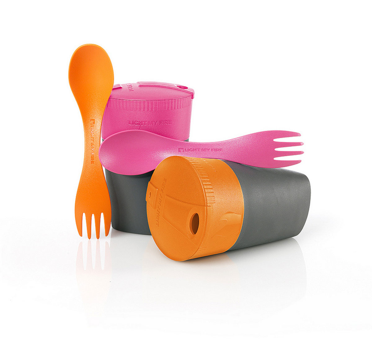 Набор Light My Fire Cupn Spork: 2 кружки, 2 ловилки, цвет: оранжевый, фуксия50396510-1 Набор Light My Fire Cupn Spork: 2 кружки, 2 ловилки, цвет: оранжевый, фуксия50396510-1В набор Light My Fire Cupn Spork входят две складные кружки Pack-up-Cup и две ловилки Little. Благодаря крышке на кружке напиток дольше остается теплым, а благодаря компактности кружка не займет много места в сумке или рюкзаке. Ловилки Little отличаются от других моделей ловилок тем, что они лишены режущей части на вилке для безопасности маленьких пользователей. В остальном, это все та же уникальная ловилка, сочетающая в себе ложку и вилку, выполненная из легкого и прочного термостойкого пластика. Набор пригодится дома, в офисе, в походе, загородной поездке или на пикнике. Набор изготовлен из пластика, который соответствует последним европейским экологическим стандартам, поэтому ловилкой и кружкой могут пользоваться даже маленькие дети. Набор можно мыть в посудомоечной машине и использовать в микроволновой печи. Размер кружки: 7,5 см х 7,5 см х 10 см. Объем кружки: 260 мл. Длина ловилки: 14 см.