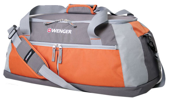 Сумка Wenger Duffle, цвет: серый, оранжевый, объем 49 л13854761 Сумка Wenger Duffle, цвет: серый, оранжевый, объем 49 л13854761Даже убежденный городской житель, готовый воспевать урбанизацию, может рассказать не одну и не две истории о своих вылазках на природу, которые наверняка принесли массу приятных впечатлений. Скорее всего потому, что опасения об отсутствии комфорта оказались более надуманными, нежели реальными. Должны предупредить вас - качественная и правильно подобранная экипировка принесет вам огромное удовольствие от активного отдыха. Если вы не готовы к такому повороту событий, то даже не стоит думать о хороших, удобных и универсальных рюкзаках и сумках швейцарской фирмы Wenger. Уже более столетия выпуская незаменимые в походах, как военных, так и гражданских, многофункциональные ножи, эта компания начала активные разработки в сфере снаряжения для современных и активных людей. Поэтому стоит рассказать о том, что такое, в частности, рюкзаки и сумки Wenger. Компания остается верна своим принципам, за какое дело не пришлось бы взяться ее специалистам. Неудивительно, что каждый рюкзак и сумка...