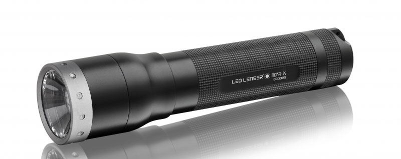 Фонарь LED Lenser M7RX, цвет: черный8307-RX Фонарь LED Lenser M7RX, цвет: черный8307-RXУкомплектован специально запрограммированными микроконтроллерами, отвечающими за стабильную яркость светового луча. Эти микроконтроллеры как раз и дали название фонарям (заглавная буква М в начале названия всей серии) и они же основная часть запатентованной системы Smart Light Technology (SLT). SLT - это электронная система контроля света, построенная на нескольких программах и разных световых функциях, которые пользователь может выбрать. Вторая используемая система - AFS, запатентованная производителем технология смещения фокусировки фонаря – Advanced Focus System. Обеспечивает Вас возможностью освещать предметы, как на большом расстоянии, так и вблизи, мгновенно переключая режимы. Особенности: Инновационная система – Smart Light Technology – возможность подбора каждым пользователем удобных для себя режимов работы. Два режима энергосбережения: первый для максимально долгого времени работы фонаря; второй для достижения максимально стабильного режима...