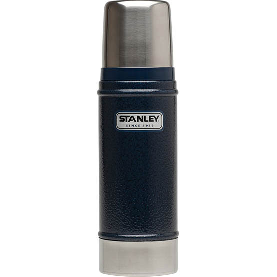 Термос Stanley Classic Vacuum Bottle, цвет: темно-синий, 0,75 л10-01612-010 Термос Stanley Classic Vacuum Bottle, цвет: темно-синий, 0,75 л10-01612-010Термос Stanley Classic Vacuum Bottle прекрасно подойдет для транспортировки напитков. Он будет незаменим во время путешествий, поездок на пикник или на дачу. Особенности термоса: - удержание тепла - 15 часов, удержание холода - 15 часов, - вакуумная изоляция, - корпус и внутренняя колба - из нержавеющей стали, - наружное покрытие - абразивостойкое полимерное, - термос герметичен, - крышка-термостакан объемом 236 мл. Гарантийный срок 5 лет. Возврат товара возможен только через сервисный центр. Гарантийный центр: м. ВДНХ, Ботанический сад 129223, г. Москва, Проспект Мира, 119, ВВЦ, строение 323 +7 495 974 3494 service@omegatool.ru Время работы сервисного центра: Пн-чт: 10.00-18.00 Пт: 10.00- 17.00 Сб, Вс: выходные дни