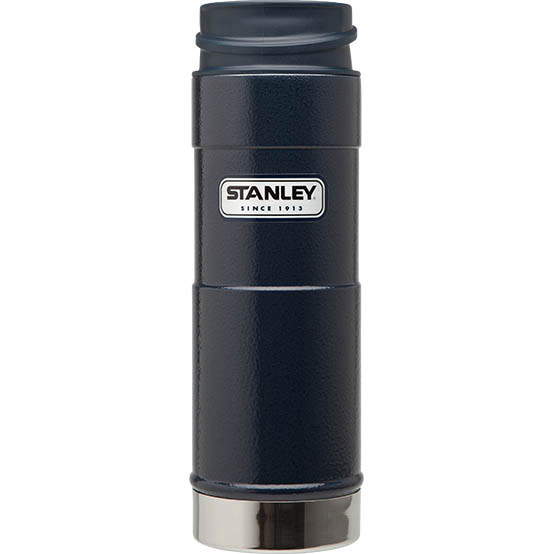Термостакан Stanley Classic Mug, цвет: темно-синий, 0,47 л10-01394-014 Термостакан Stanley Classic Mug, цвет: темно-синий, 0,47 л10-01394-014Вакуумный герметичный термостакан Stanley Classic Mug выполнен из нержавеющей стали. Он удобен для эксплуатации в автомобиле, так как позволяет одной рукой открывать,закрывать и пить, не отвлекаясь от дороги. Термостакан сохраняет тепло в течение 6 часов, холод - до 24 часов. Стильный функциональный термостакан будет незаменим в дороге, на пикнике. Его можно взять с собой куда угодно, и вы всегда сможете наслаждаться горячим домашним напитком. Гарантийный срок 5 лет. Возврат товара возможен только через сервисный центр. Гарантийный центр: м. ВДНХ, Ботанический сад 129223, г. Москва, Проспект Мира, 119, ВВЦ, строение 323 +7 495 974 3494 service@omegatool.ru Время работы сервисного центра: Пн-чт: 10.00-18.00 Пт: 10.00- 17.00 Сб, Вс: выходные дни