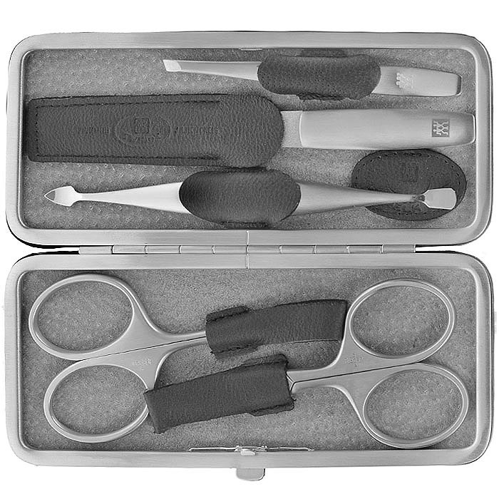 Zwilling Маникюрный набор Twinox, цвет: черный, 5 предметов. 97063-00497063-004 Zwilling Маникюрный набор Twinox, цвет: черный, 5 предметов. 97063-00497063-004Маникюрный набор Zwilling Twinox состоит из 5 предметов: ножниц для ногтей, ножниц для кутикулы, скошенного пинцета, пилочки для ногтей и двойного инструмента для отодвигания кутикулы и чистки под ногтями. Инструменты изготовлены из высококачественной нержавеющей стали и хранятся в футляре черного цвета из натуральной кожи. Уход: Инструменты предохранять от падения на пол. Время от времени смазывать чистым маслом область соединения, винт, внутреннюю часть и режущие кромки кусачек и ножниц. Использовать только по назначению! Затачивать инструменты у специалиста. Хранить в недоступном для детей месте. Характеристики: Материал: нержавеющая сталь. Длина ножниц для ногтей: 9,5 см. Длина ножниц для кутикулы: 9,5 см. Длина пинцета: 9 см. Общая длина пилочки: 13 см. Длина пилящей поверхности: 6,8 см. Длина маникюрного инструмента: 12,5 см. Материал футляра: металл, натуральная...