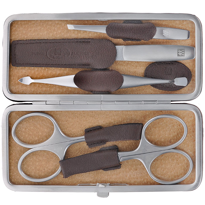 Zwilling Маникюрный набор Twinox, цвет: темно-коричневый, 5 предметов. 97063-00697063-006 Zwilling Маникюрный набор Twinox, цвет: темно-коричневый, 5 предметов. 97063-00697063-006Маникюрный набор Zwilling Twinox состоит из 5 предметов: ножниц для ногтей, ножниц для кутикулы, скошенного пинцета, пилочки для ногтей и двойного инструмента для отодвигания кутикулы и чистки под ногтями. Инструменты изготовлены из высококачественной нержавеющей стали и хранятся в футляре темно-коричневого цвета из натуральной кожи. Уход: Инструменты предохранять от падения на пол. Время от времени смазывать чистым маслом область соединения, винт, внутреннюю часть и режущие кромки кусачек и ножниц. Использовать только по назначению! Затачивать инструменты у специалиста. Хранить в недоступном для детей месте. Характеристики: Материал: нержавеющая сталь. Длина ножниц для ногтей: 9,5 см. Длина ножниц для кутикулы: 9,5 см. Длина пинцета: 9 см. Общая длина пилочки: 13 см. Длина пилящей поверхности: 6,8 см. Длина маникюрного инструмента: 12,5 см. Материал футляра: металл,...