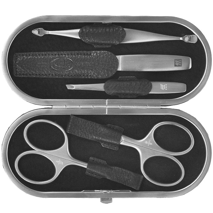 Zwilling Маникюрный набор Twinox, цвет: черный, 5 предметов. 97058-00497058-004 Zwilling Маникюрный набор Twinox, цвет: черный, 5 предметов. 97058-00497058-004Маникюрный набор Zwilling Twinox состоит из 5 предметов: ножниц для ногтей, ножниц для кутикулы, скошенного пинцета, пилочки для ногтей и двойного инструмента для отодвигания кутикулы и чистки под ногтями. Инструменты изготовлены из высококачественной нержавеющей стали и хранятся в футляре черного цвета из натуральной кожи. Уход: Инструменты предохранять от падения на пол. Время от времени смазывать чистым маслом область соединения, винт, внутреннюю часть и режущие кромки кусачек и ножниц. Использовать только по назначению! Затачивать инструменты у специалиста. Хранить в недоступном для детей месте. Характеристики: Материал: нержавеющая сталь. Длина ножниц для ногтей: 9,5 см. Длина ножниц для кутикулы: 9,5 см. Длина пинцета: 9 см. Общая длина пилочки: 13 см. Длина пилящей поверхности: 6,8 см. Длина маникюрного инструмента: 12,5 см. Материал футляра: металл, натуральная...