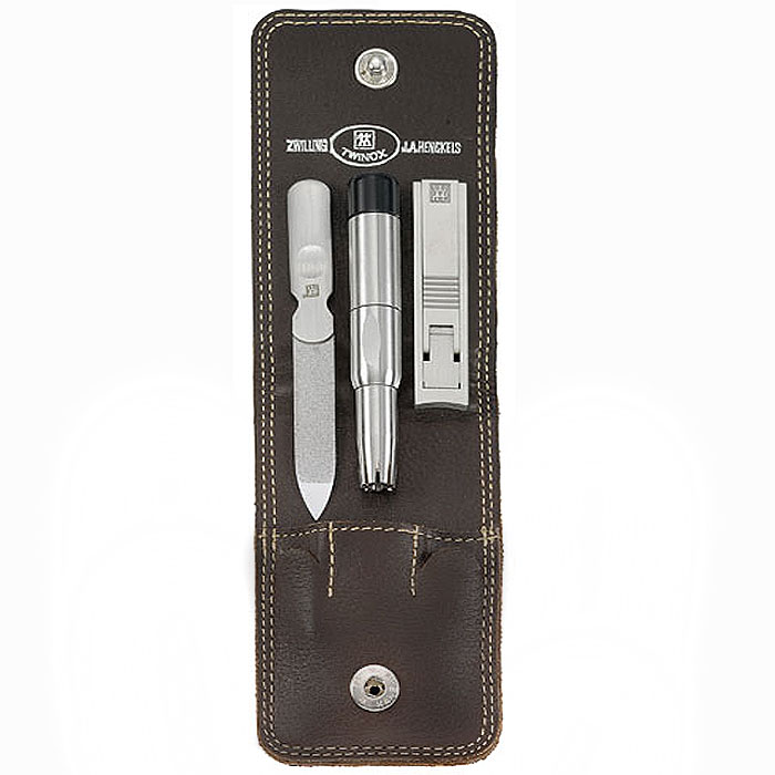Zwilling Маникюрный набор Twinox, цвет: коричневый, 3 предмета. 97371-00797371-007 Zwilling Маникюрный набор Twinox, цвет: коричневый, 3 предмета. 97371-00797371-007Маникюрный набор Zwilling Twinox, состоит из 3 предметов: маникюрных щипцов для ногтей, пилки для ногтей, инструмента для обрезания волос в носу. Инструменты изготовлены из высококачественной нержавеющей стали и хранятся в футляре коричневого цвета из лайки, закрывающемся небольшим клапаном на металлической кнопке. Уход: Инструменты предохранять от падения на пол. Время от времени смазывать чистым маслом область соединения, винт, внутреннюю часть и режущие кромки кусачек и ножниц. Использовать только по назначению! Затачивать инструменты у специалиста. Хранить в недоступном для детей месте. Характеристики: Материал: нержавеющая сталь. Длина маникюрных щипцов: 6 см. Общая длина пилочки: 9 см. Длина пилящей поверхности: 4,5 см. Длина инструмента для обрезания волос в носу: 8 см. Материал футляра: лайка. Размер футляра (ДШВ): 10,7 см х 6,5 см х 2,3 см. Размер упаковки (ДШВ): ...