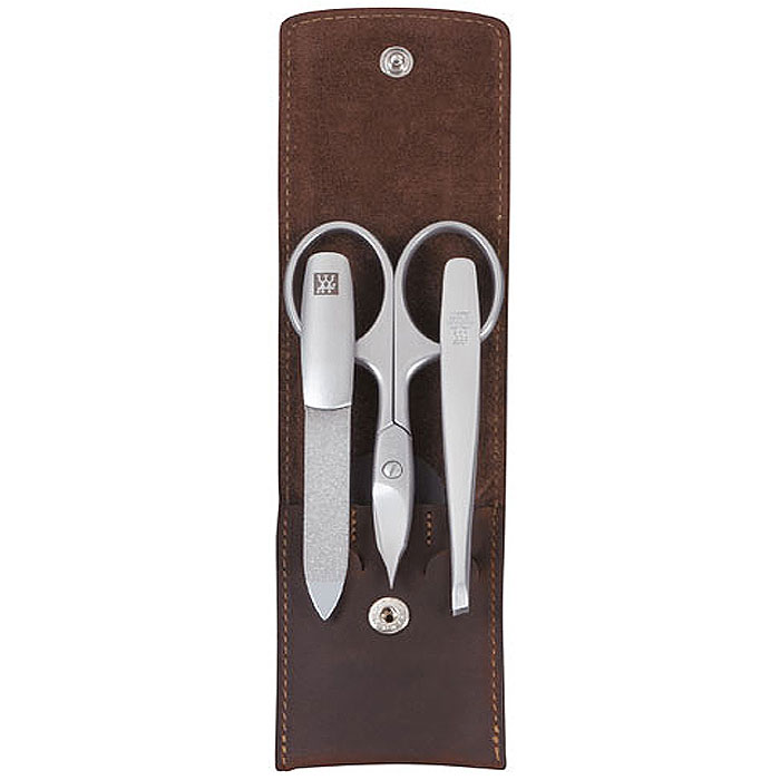 Zwilling Маникюрный набор Twinox, цвет: коричневый, 3 предмета. 97405-00797405-007 Zwilling Маникюрный набор Twinox, цвет: коричневый, 3 предмета. 97405-00797405-007Маникюрный набор Zwilling Twinox, состоит из 3 предметов: ножниц комбинированных для ногтей и кутикулы, скошенного пинцета, пилочки для ногтей. Инструменты изготовлены из высококачественной нержавеющей стали и хранятся в футляре коричневого цвета отделка винтаж из натуральной кожи, закрывающемся небольшим клапаном на металлической кнопке. Уход: Инструменты предохранять от падения на пол. Время от времени смазывать чистым маслом область соединения, винт, внутреннюю часть и режущие кромки кусачек и ножниц. Использовать только по назначению! Затачивать инструменты у специалиста. Хранить в недоступном для детей месте. Характеристики: Материал: нержавеющая сталь. Длина ножниц для ногтей и кутикулы: 9 см. Длина пинцета: 9 см. Общая длина пилочки: 9 см. Длина пилящей поверхности: 4,4 см. Материал футляра: металл, натуральная кожа. Размер футляра (ДШВ): 10 см х 5,2 см х 1,5 см. ...