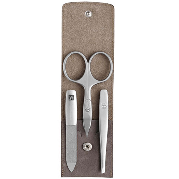 Zwilling Маникюрный набор Twinox, цвет: серо-бежевый, 3 предмета. 97447-00597447-005 Zwilling Маникюрный набор Twinox, цвет: серо-бежевый, 3 предмета. 97447-00597447-005Маникюрный набор Zwilling Twinox, состоит из 3 предметов: ножниц комбинированных для ногтей и кутикулы, скошенного пинцета, пилочки для ногтей. Инструменты изготовлены из высококачественной нержавеющей стали и хранятся в футляре серо-бежевого цвета из натуральной кожи, закрывающемся небольшим клапаном на металлической кнопке. Уход: Инструменты предохранять от падения на пол. Время от времени смазывать чистым маслом область соединения, винт, внутреннюю часть и режущие кромки кусачек и ножниц. Использовать только по назначению! Затачивать инструменты у специалиста. Хранить в недоступном для детей месте. Характеристики: Материал: нержавеющая сталь. Длина ножниц для ногтей и кутикулы: 9 см. Длина пинцета: 9 см. Общая длина пилочки: 9 см. Длина пилящей поверхности: 4,4 см. Материал футляра: металл, натуральная кожа. Размер футляра (ДШВ): 10 см х 5,2 см х 1,5 см. Размер упаковки...