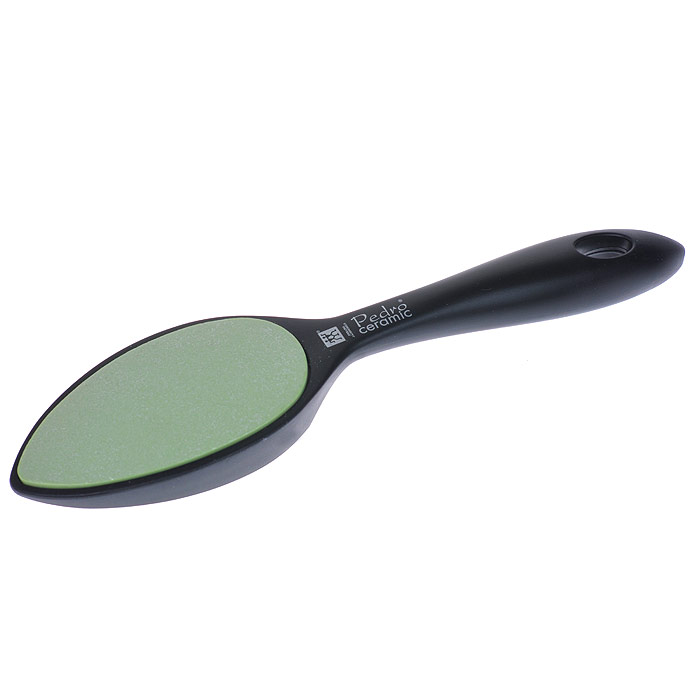Zwilling Шлифовка для огрубевшей кожи, керамическая, цвет: черный. 78716-30178716-301 Zwilling Шлифовка для огрубевшей кожи, керамическая, цвет: черный. 78716-30178716-301Керамическая шлифовка для огрубевшей кожи Zwilling изготовлена из керамики и пластика. Предназначена для удаления мозолей и огрубевшей кожи на ступнях. Шлифовка имеет грубую и мелкую шероховатые керамические поверхности, которые долгое время остаются острыми и не представляют никакой опасности, даже для диабетиков. Уход: Инструмент предохранять от падения на пол. Использовать только по назначению! Хранить в недоступном для детей месте. Характеристики: Материал: керамика. Длина: 23 см. Размер упаковки (ДШВ): 25,5 см х 7 см х 3 см. Производитель: Германия. Артикул: 78716-301. Товар сертифицирован.