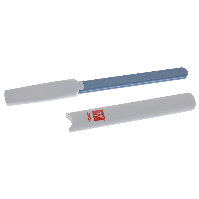 Zwilling Пилка для ногтей, керамическая, цвет: белый. 88410-15188410-151 Zwilling Пилка для ногтей, керамическая, цвет: белый. 88410-15188410-151Керамическая пилочка Zwilling для ногтей с закругленным концом поможет придать Вашим ногтям желаемую форму. В комплект с пилочкой прилагается пластиковый колпачок для хранения. Уход: Инструмент предохранять от падения на пол. Использовать только по назначению! Хранить в недоступном для детей месте. Характеристики: Материал: керамика, пластик. Общая длина пилочки: 15 см. Длина пилящей поверхности: 9 см. Размер упаковки (ДШВ): 20,5 см х 7 см х 2 см. Производитель: Чехия. Артикул: 88410-151. Товар сертифицирован.