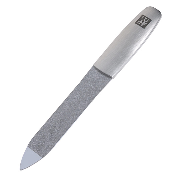 Zwilling Пилочка для ногтей Twinox Redesign, сапфировая. 88326-09188326-091 Zwilling Пилочка для ногтей Twinox Redesign, сапфировая. 88326-09188326-091Пилочка для ногтей Zwilling Twinox Redesign изготовлена из высококачественной нержавеющей стали, имеет две поверхности с сапфировым покрытием. Предназначена для придания формы ногтям. Уход: Инструмент предохранять от падения на пол. Использовать только по назначению! Хранить в недоступном для детей месте. Характеристики: Материал: нержавеющая сталь. Общая длина пилочки: 9 см. Длина пилящей поверхности: 4,3 см. Размер упаковки (ДШВ): 14,5 см х 4,5 см х 1,3 см. Производитель: Вьетнам. Артикул: 88326-091. Товар сертифицирован.
