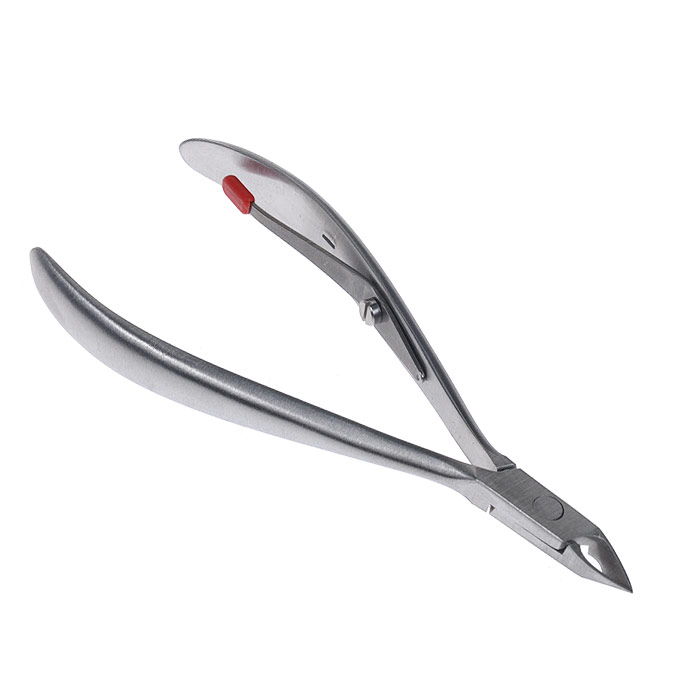 Zwilling Кусачки для кутикулы Twinox. 42579-10142579-101 Zwilling Кусачки для кутикулы Twinox. 42579-10142579-101Кусачки для кутикулы Zwilling Twinox предназначены для удаления кутикулы и заусенец. Изготовлены из высококачественной нержавеющей стали. Перед обработкой размягчите кожу вокруг ногтя в теплой воде, масляной эмульсии или мыльном растворе. Уход: Инструмент предохранять от падения на пол. Использовать только по назначению! Время от времени смазывать чистым маслом область соединения кусачек. Не рекомендуется хранить во влажных помещениях. Затачивать у специалиста. Хранить в недоступном для детей месте. Характеристики: Материал: нержавеющая сталь. Длина кусачек: 10 см. Длина режущей части: 5 мм. Размер упаковки (ДШВ): 18 см х 7 см х 1,5 см. Производитель: Германия. Артикул: 42579-101. Товар сертифицирован.